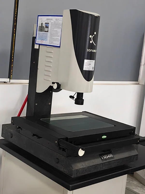 Optical image measuring instrument for precise dimensional inspection