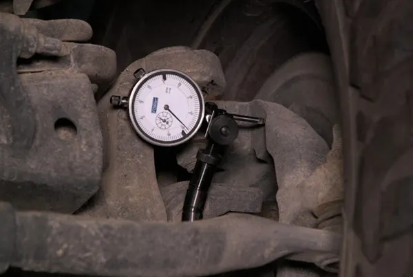 Ball joint tolerance inspection Ball joint clearance measurement with gauge